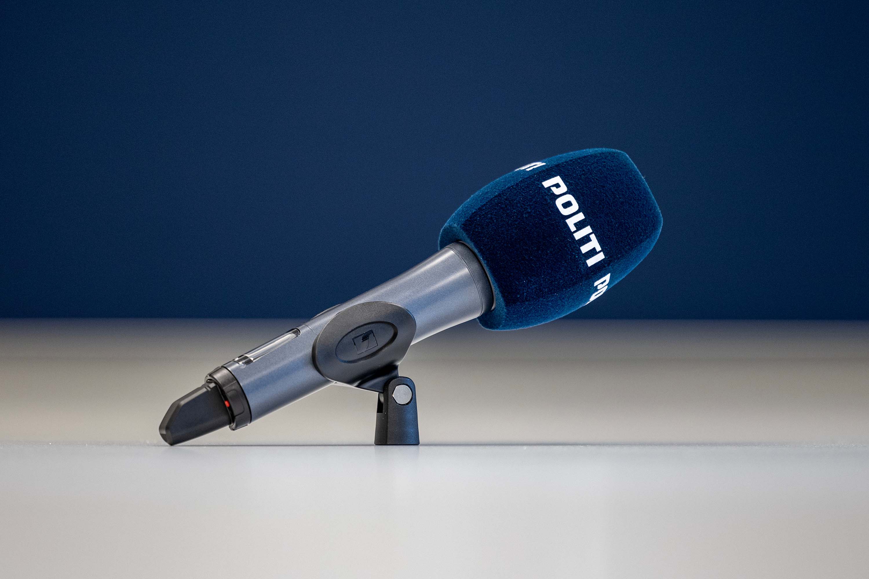 Mikrofon, hvor der stå "Politi" på